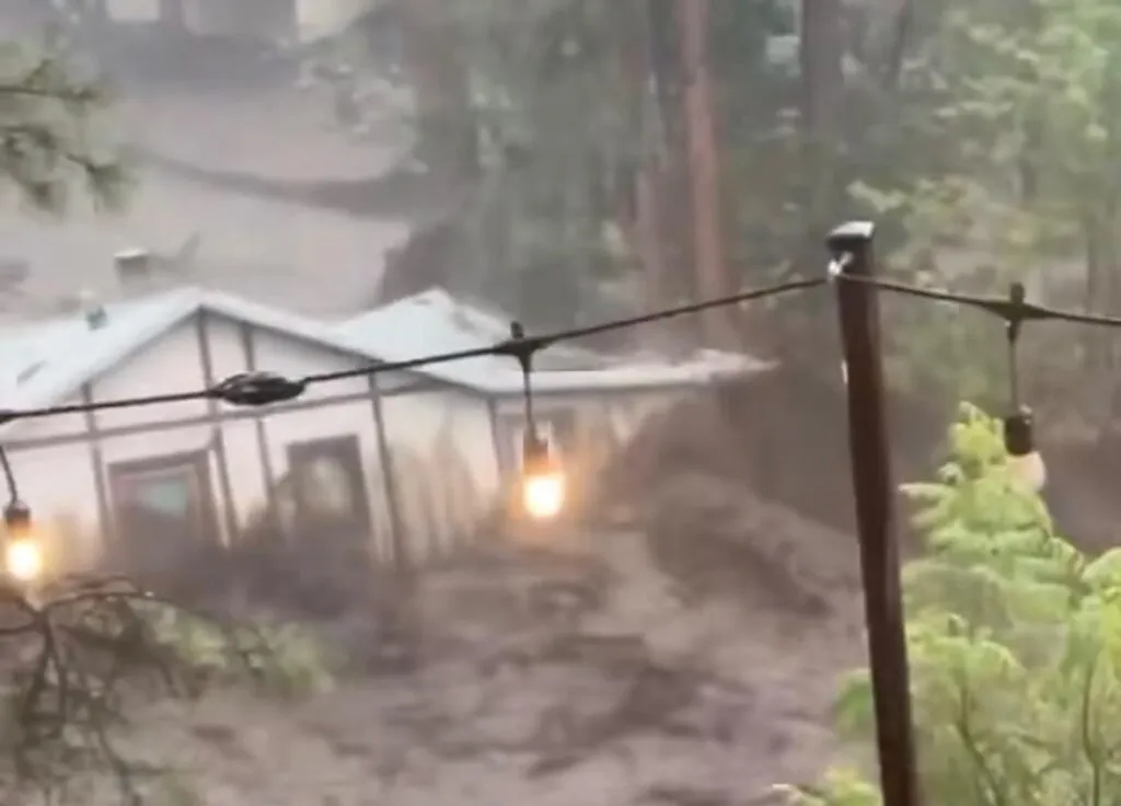 Lluvias provocan inundaciones en Nuevo México; una casa fue arrastrada