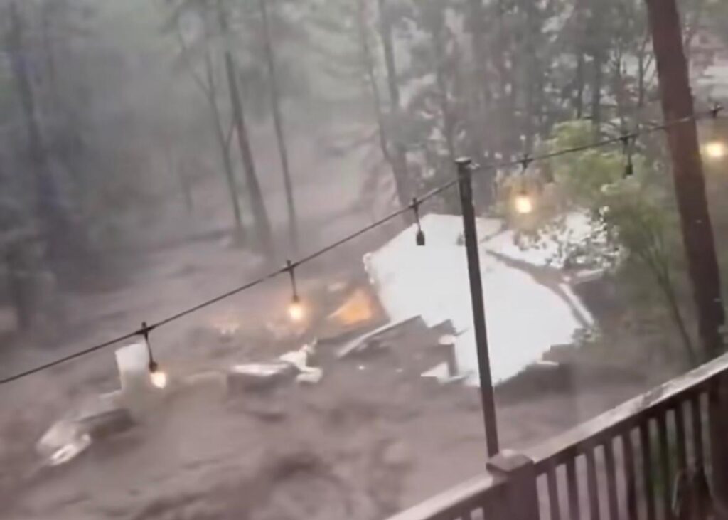 Lluvias provocan inundaciones en Nuevo México; una casa fue arrastrada-2