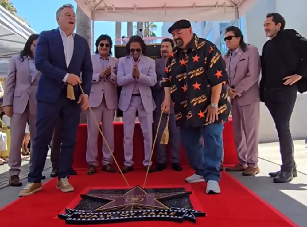 Los Bukis develan su estrella en el Paseo de la Fama de Hollywood