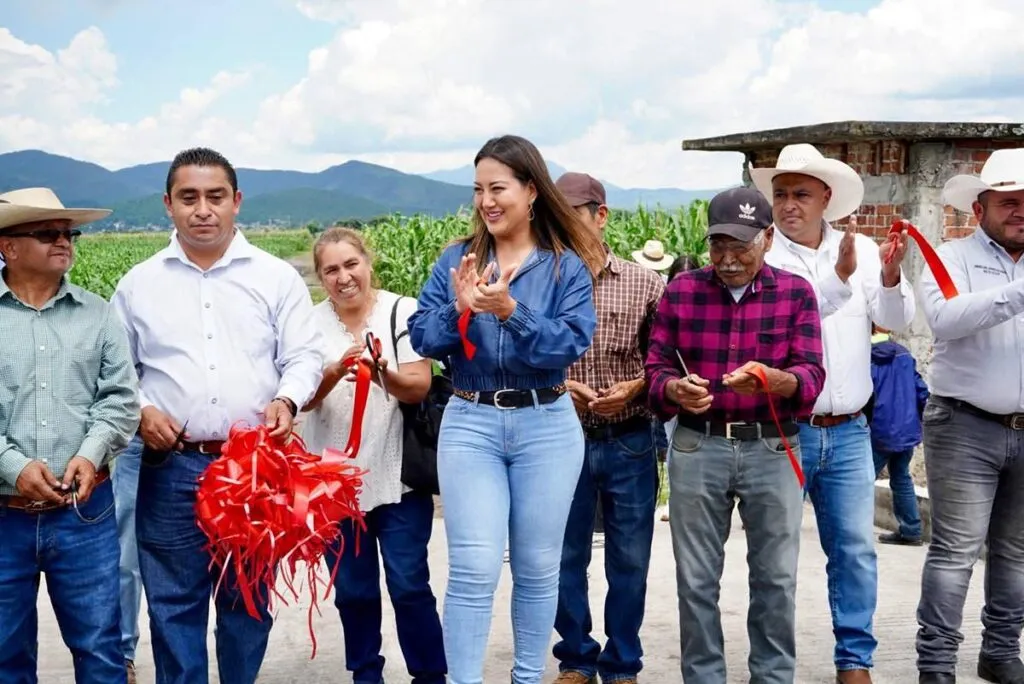 Mónica Valdez entrega puentes saca cosecha