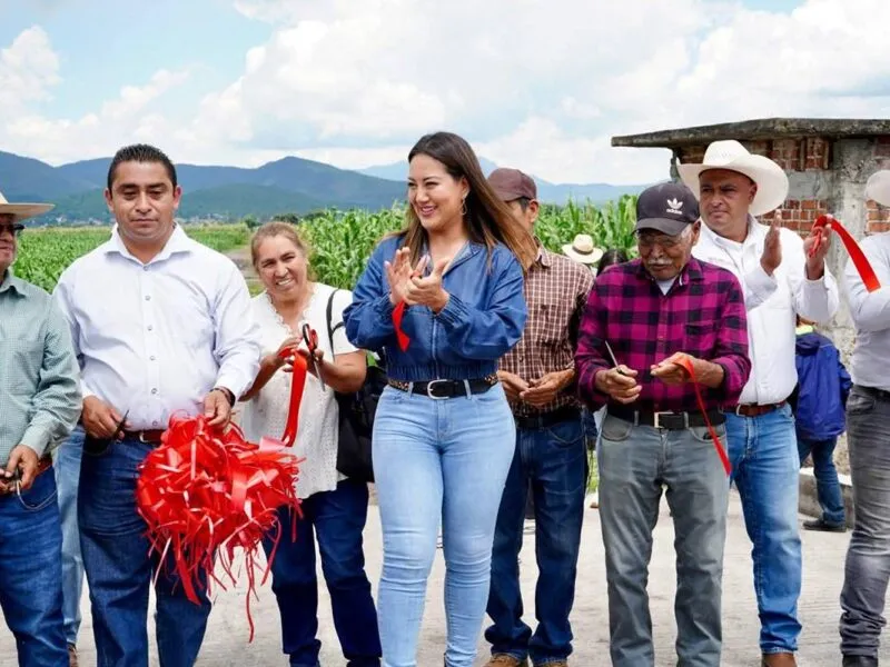 Mónica Valdez entrega puentes saca cosecha