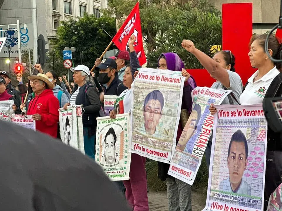 Padres de los 43 normalistas confirman diálogo con gobierno de México sobre caso Ayotzinapa