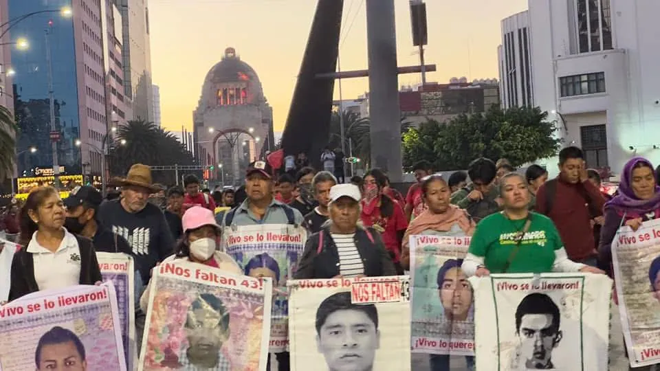 Padres de los 43 normalistas confirman diálogo con Sheinbaum