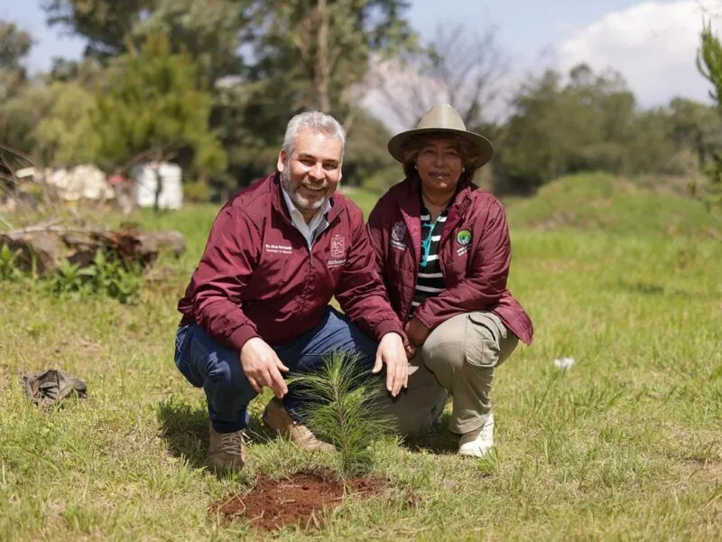 Para cuencas de ríos y lagos, 4 de cada 10 árboles plantados: Bedolla