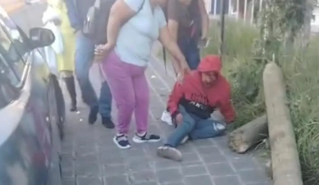 Peatón muere en Morelia al caerle poste en la cabeza