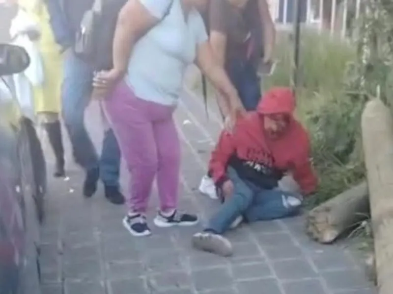 Peatón muere en Morelia al caerle poste en la cabeza