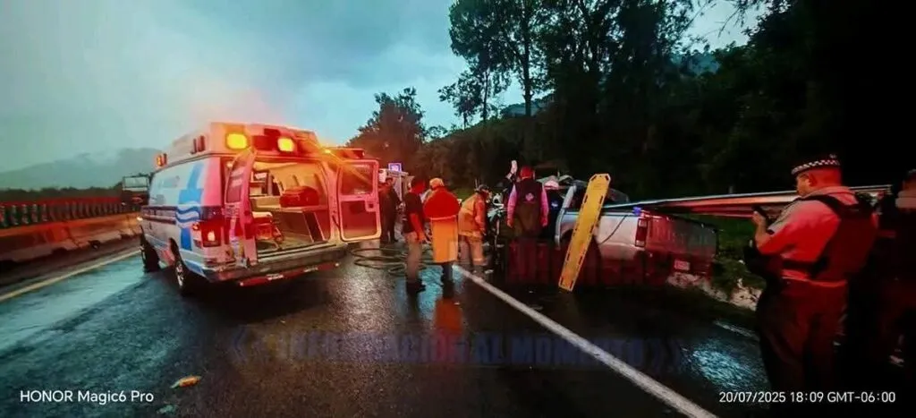 Pierde la vida conductor de camioneta que se impactó contra valla de contención en la Siglo XXI