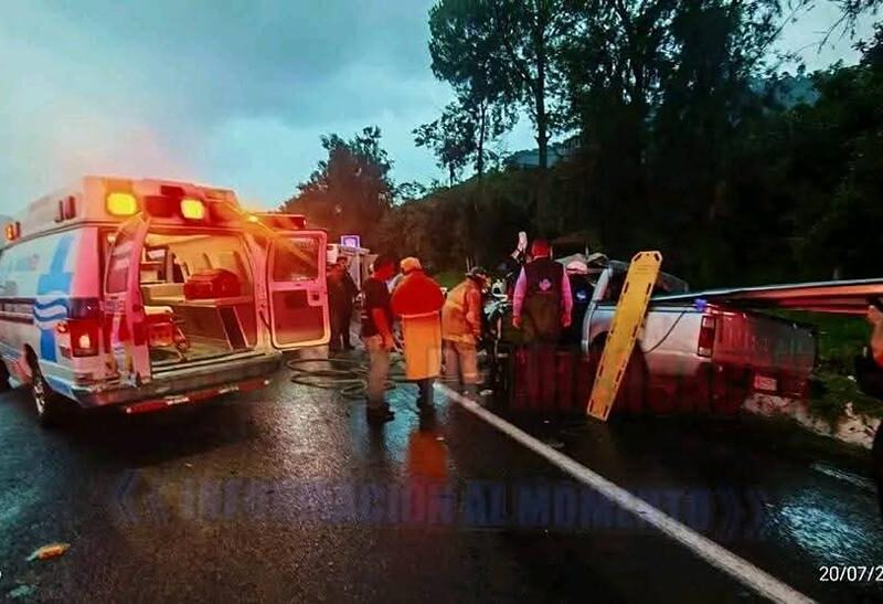 Pierde la vida conductor de camioneta que se impactó contra valla de contención en la Siglo XXI