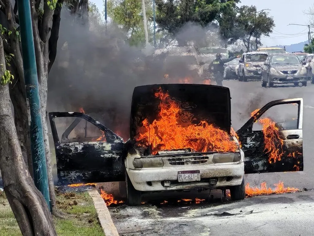 Por falla mecánica, arde Tsuru en la salida a Salamanca en Morelia-1