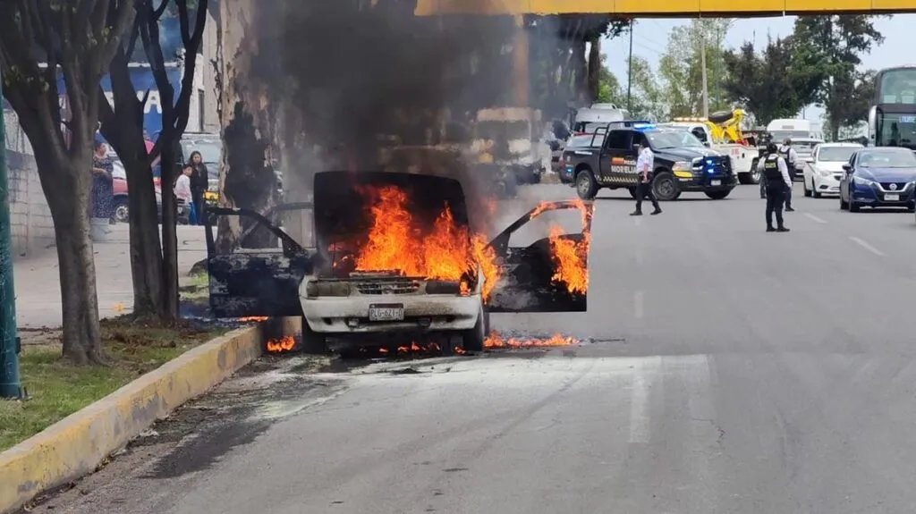 Por falla mecánica, arde Tsuru en la salida a Salamanca en Morelia