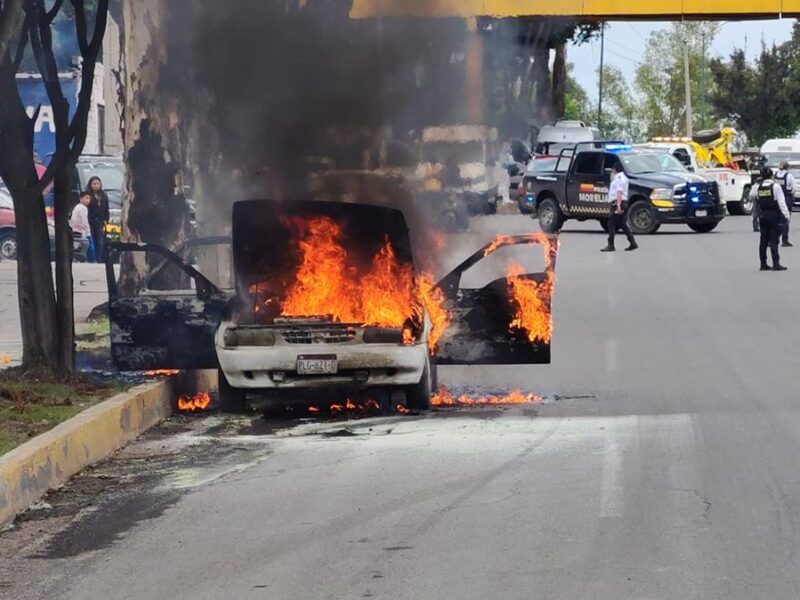Por falla mecánica, arde Tsuru en la salida a Salamanca en Morelia
