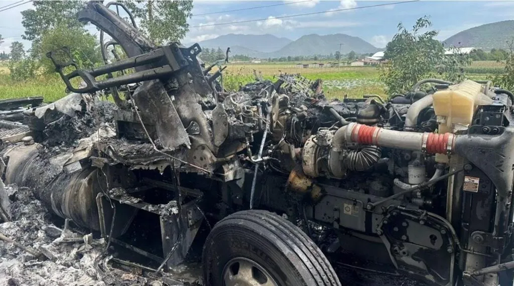 Por fallas mecánicas se incendia un tractocamión en Ciudad Hidalgo, Michoacán