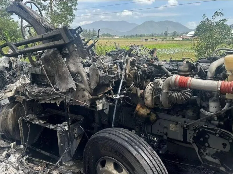 Por fallas mecánicas se incendia un tractocamión en Ciudad Hidalgo, Michoacán