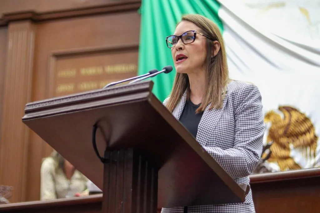 La diputada Nalleli Pedraza propone reconocer al Guía Sombra como figura legal, buscando garantizar educación inclusiva y derechos a estudiantes con discapacidad en La ley de Educación de Michoacán