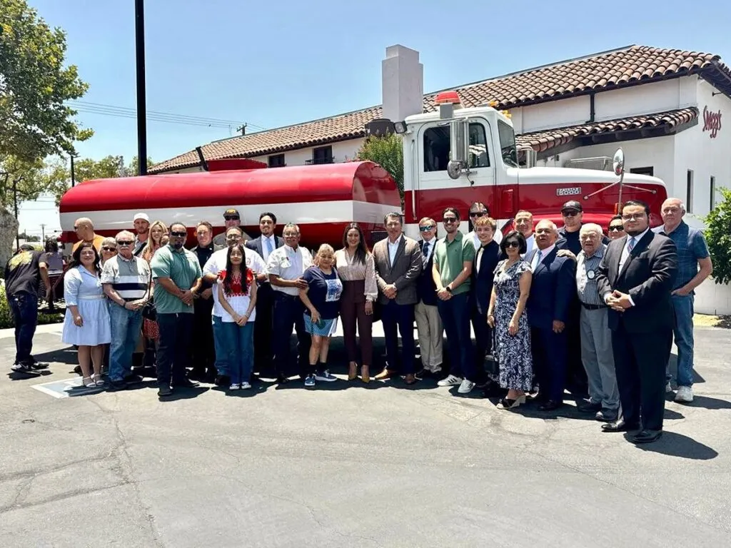 Recibe Mónica Valdez camión de bomberos-1