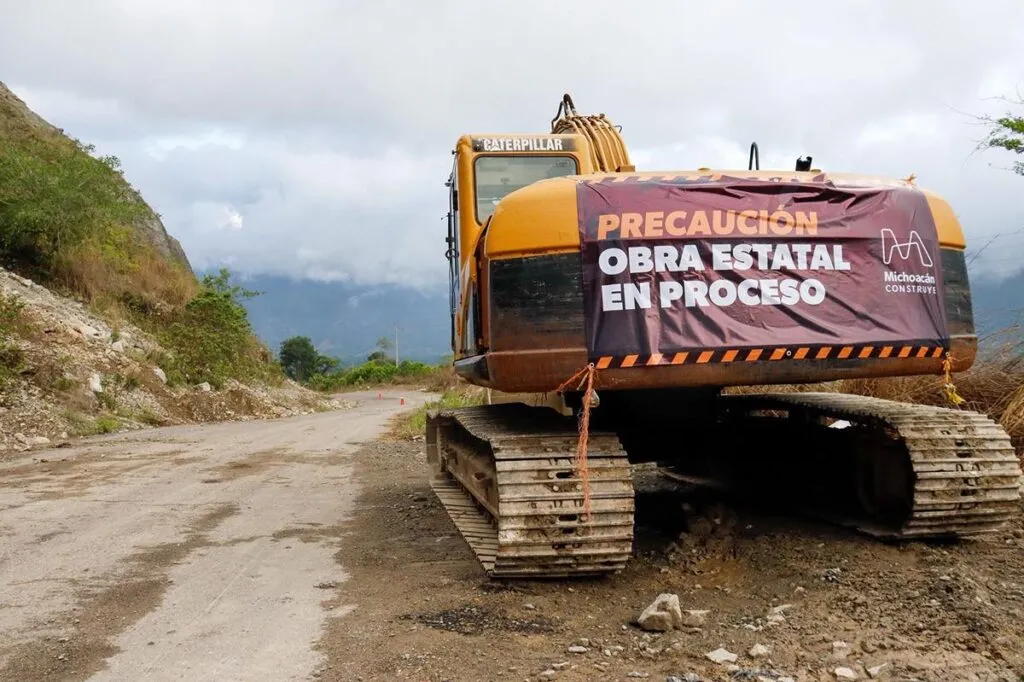 Rehabilitación de tramos carreteros en Michoacán
