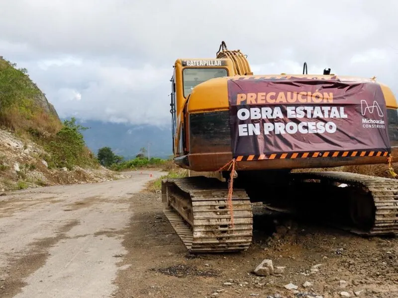 Rehabilitación de tramos carreteros en Michoacán