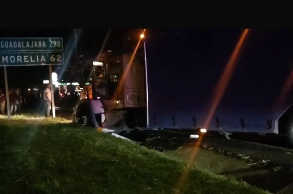 Reportan accidente de choque de tráileres en la autopista de Occidente, caseta Zinapécuaro