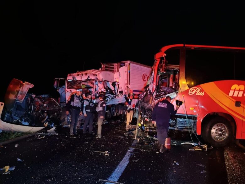 Reportan accidente de tráiler y autobús escolar con 43 personas en La Piedad