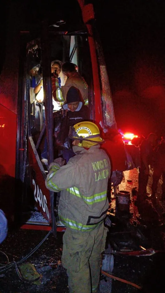 Reportan choque en La Piedad, entre tráiler y autobús escolar; 15 heridos tras accidente