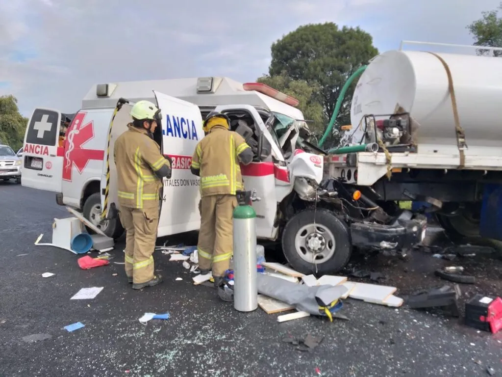 Reportan choque entre ambulancia y pipa de agua en la Morelia-Pátzcuaro