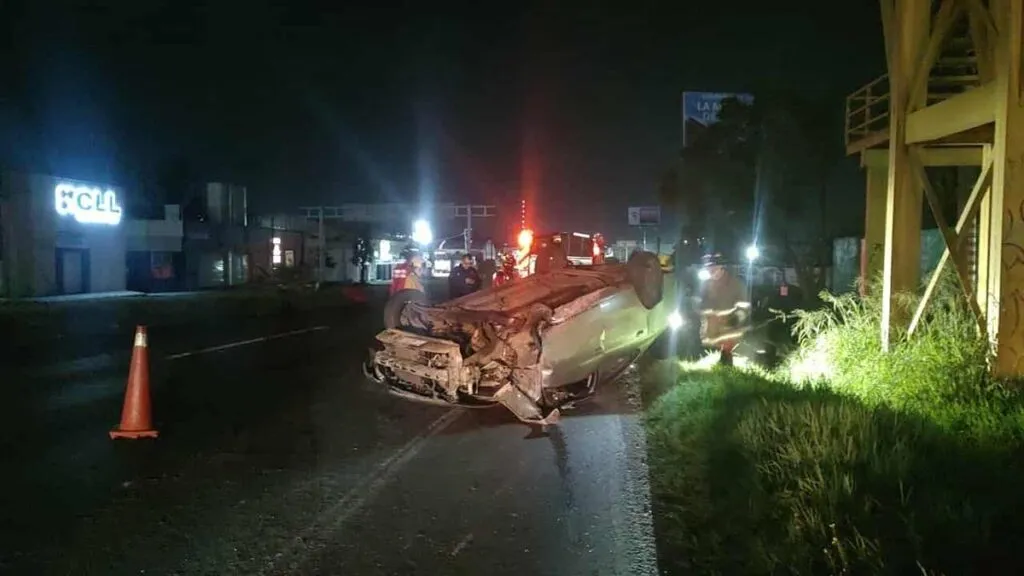 Reportan conductor grave tras volcadura al norte de Morelia