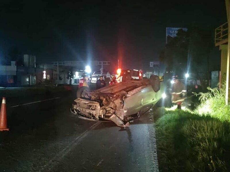 Reportan conductor grave tras volcadura al norte de Morelia