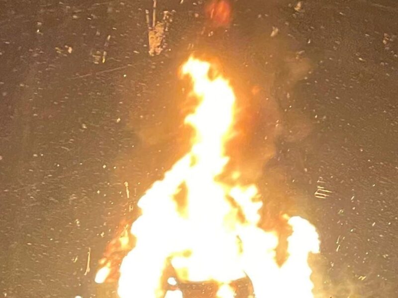 Reportan incendio de vehículo en la carretera Apatzingán–Cuatro Caminos