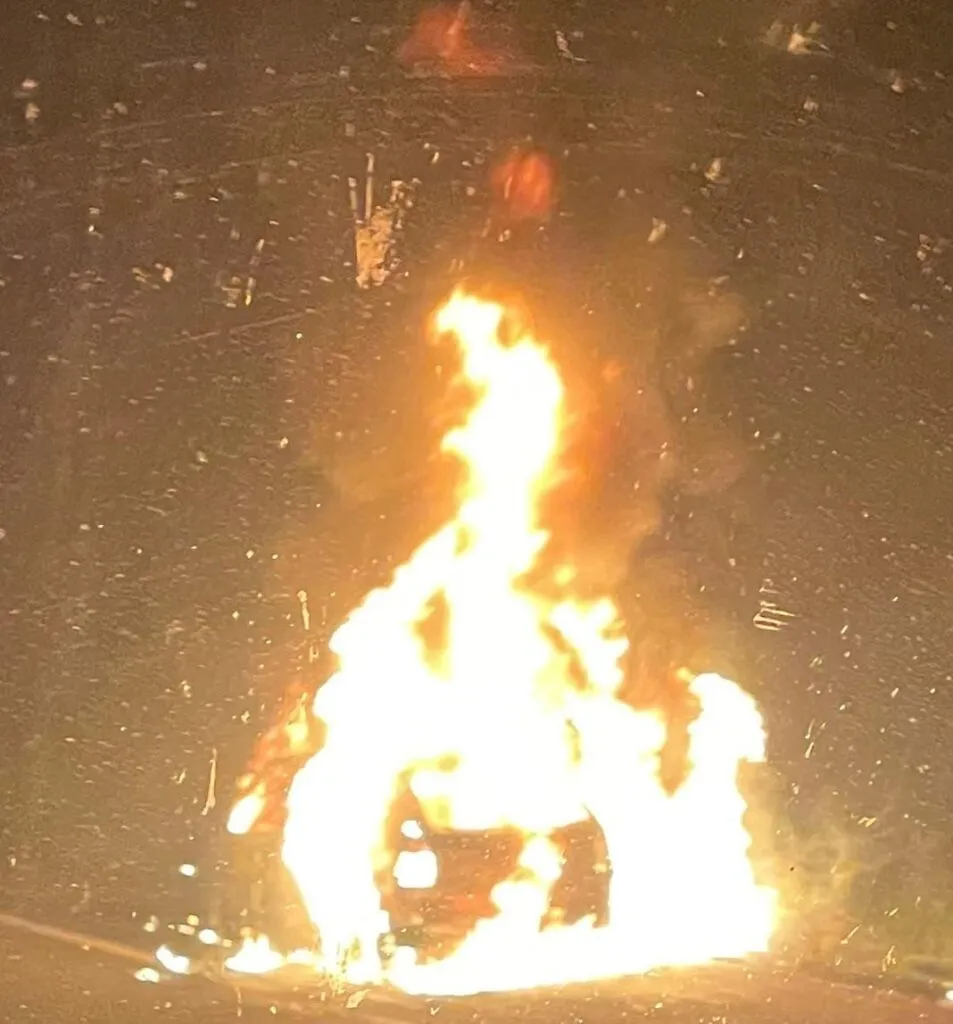 Reportan incendio de vehículo en la carretera Apatzingán–Cuatro Caminos