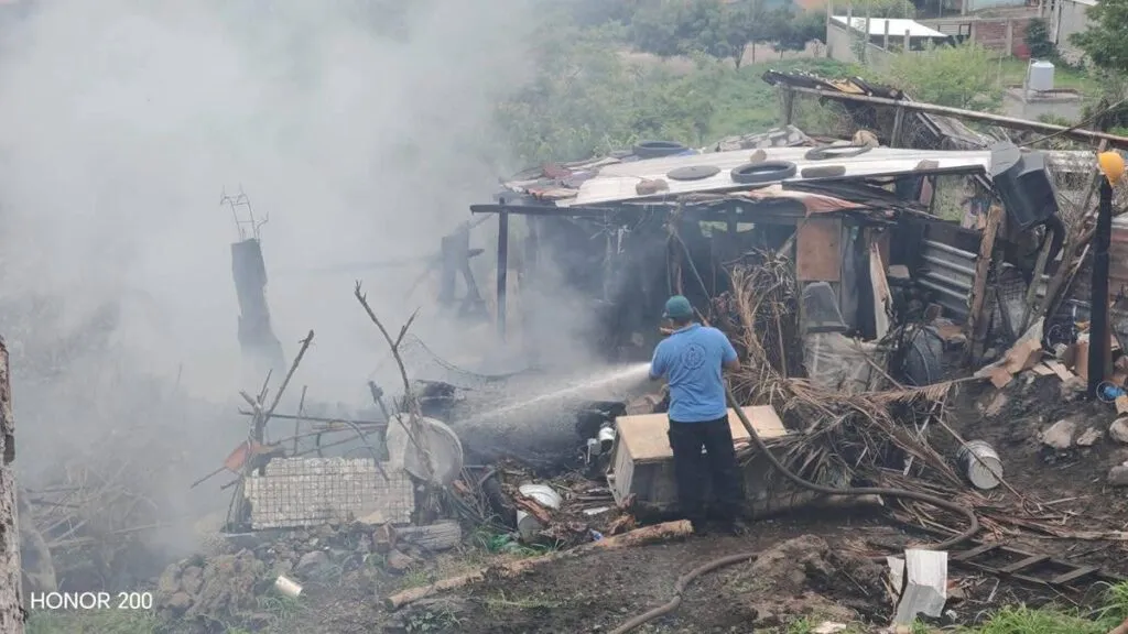 Reportan incendio de vivienda de madera y lámina en Apatzingán