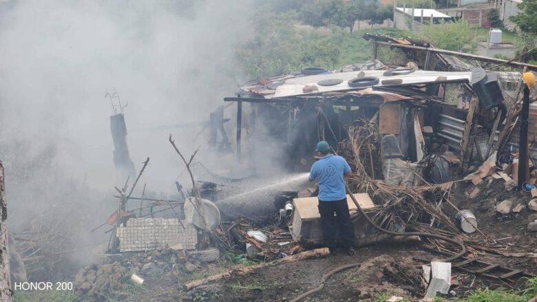 Reportan incendio de vivienda de madera y lámina en Apatzingán