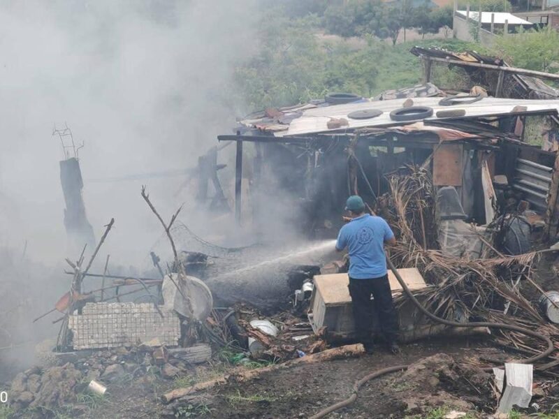 Reportan incendio de vivienda de madera y lámina en Apatzingán