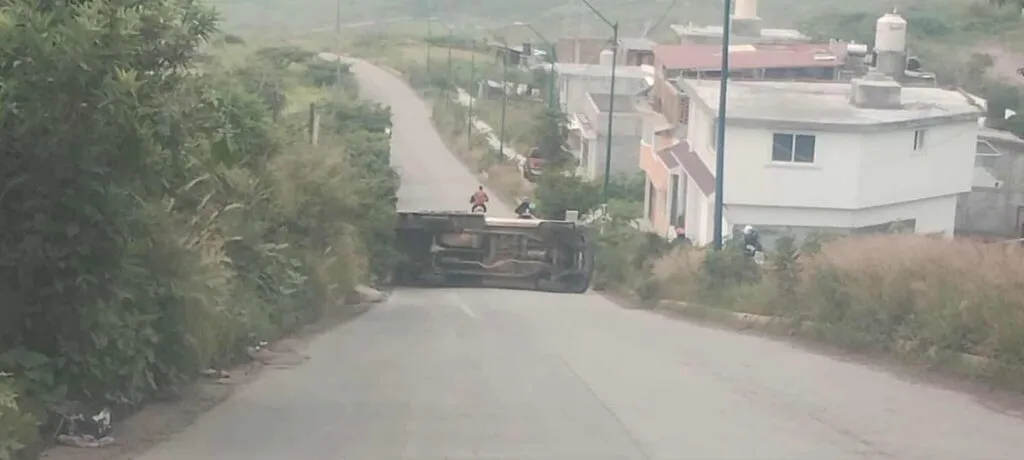 Reportan volcadura de camioneta cerca de Ciudad Industrial en Morelia