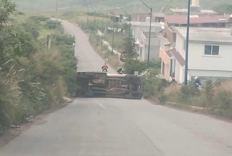 Reportan volcadura de camioneta cerca de Ciudad Industrial en Morelia