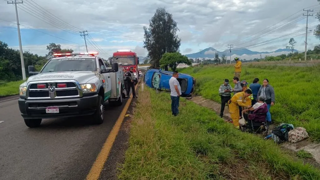 reportan volcadura en la Morelia-Pátzcuaro tras accidente
