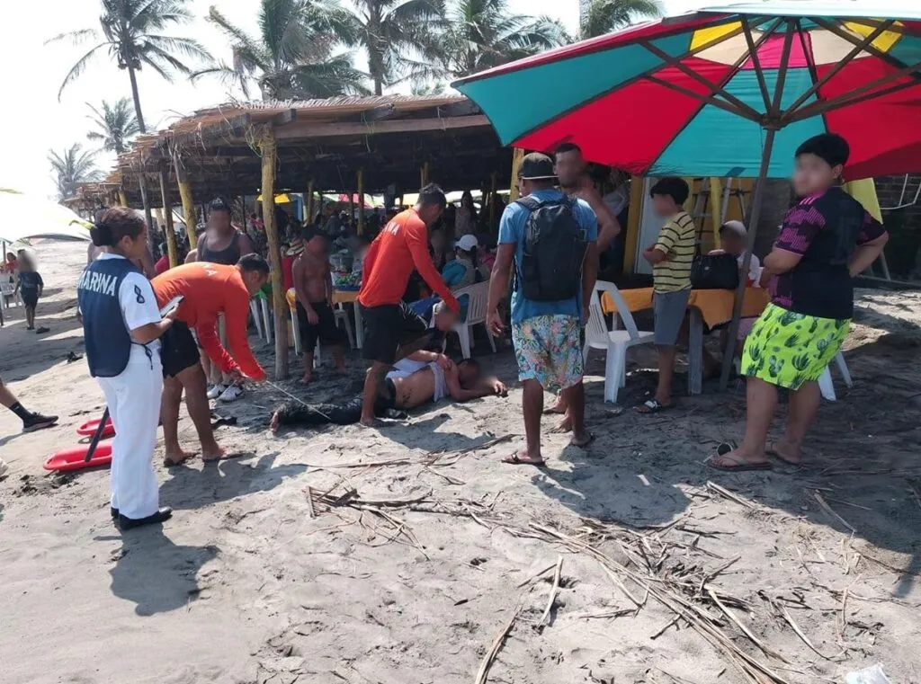 Rescate de un hombre en Playa Azul
