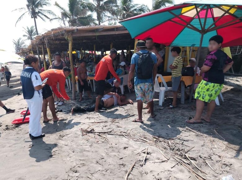 Rescate de un hombre en Playa Azul