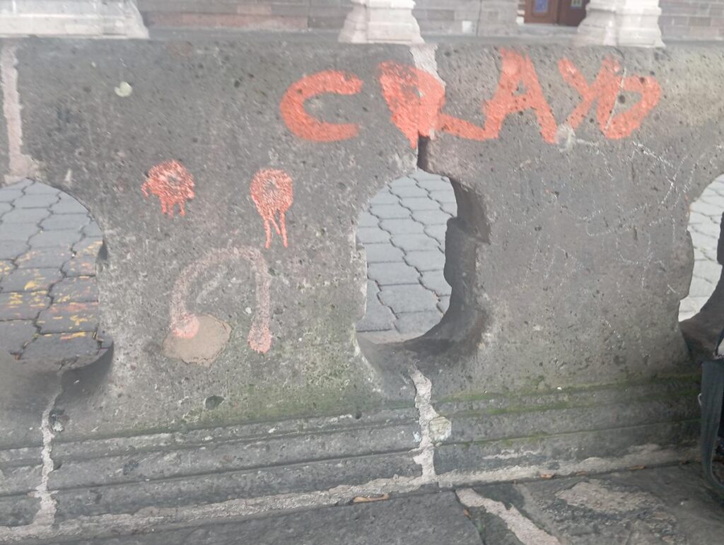 restauración de bancas Suman más de 30 bancas grafiteadas y 28 fracturas en Plaza de Armas-1