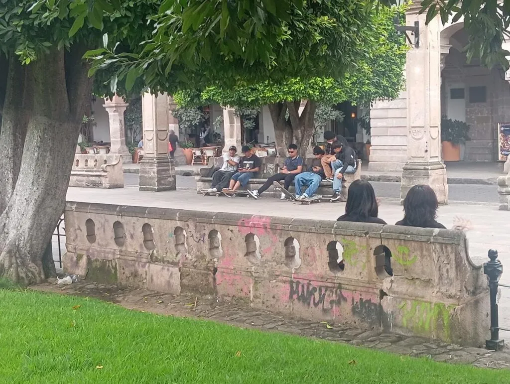 restauración de bancas Suman más de 30 bancas grafiteadas y 28 fracturas en Plaza de Armas
