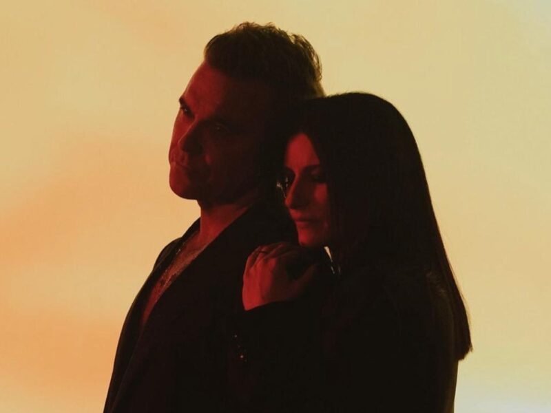 Robbie Williams y Laura Pausini presentan “Desire” en el Mundial de Clubes