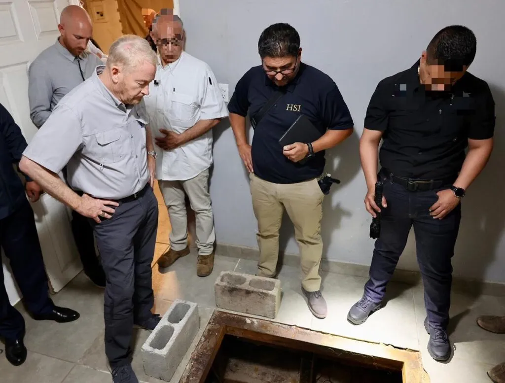 Ronald Johnson, embajador de EEUU, recorre frontera norte