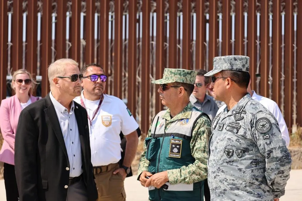 Ronald Johnson, embajador de EEUU, recorre frontera norte y expresó mayor seguridad junto a México