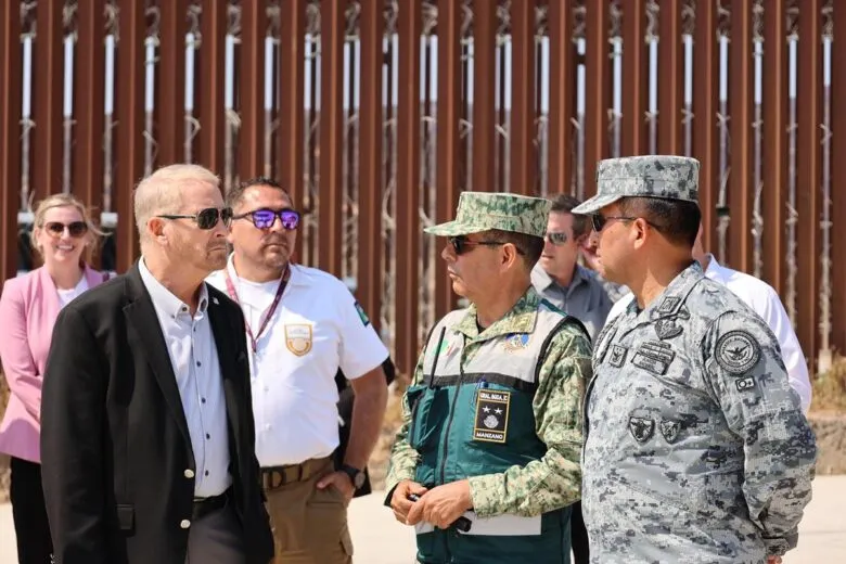 Ronald Johnson, embajador de EEUU, recorre frontera norte y expresó mayor seguridad junto a México