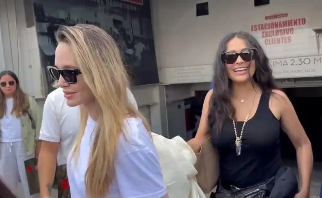 Salma Hayek y Angelina Jolie desatan controversia en Veracruz por el uso de un helicóptero oficial