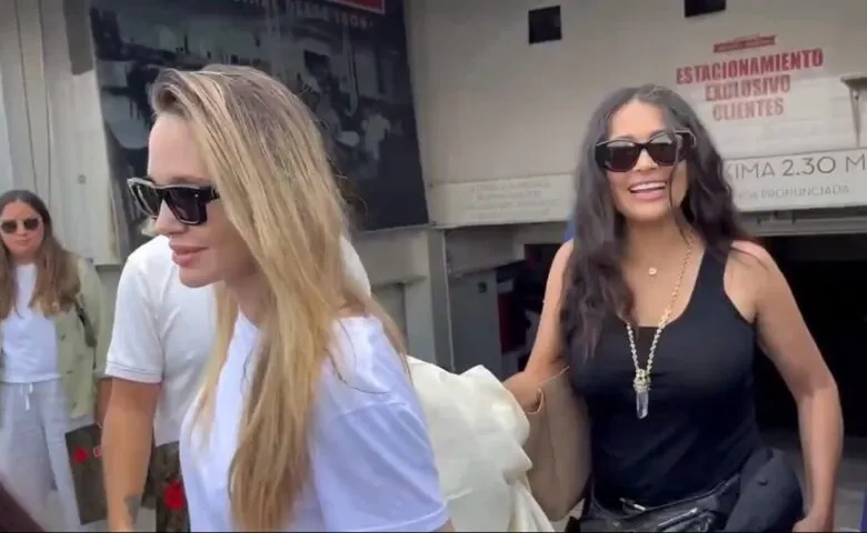 Salma Hayek y Angelina Jolie desatan controversia en Veracruz por el uso de un helicóptero oficial