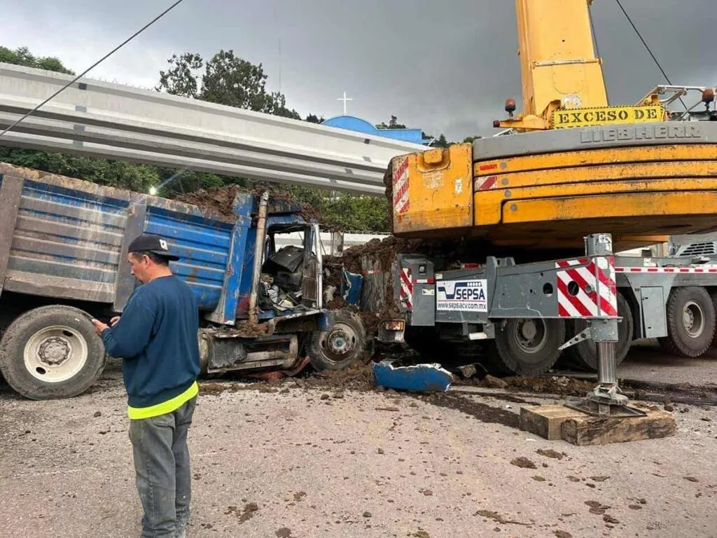 Se lesiona conductor en accidente vehicular que involucró a 4 vehículos en Zitácuaro
