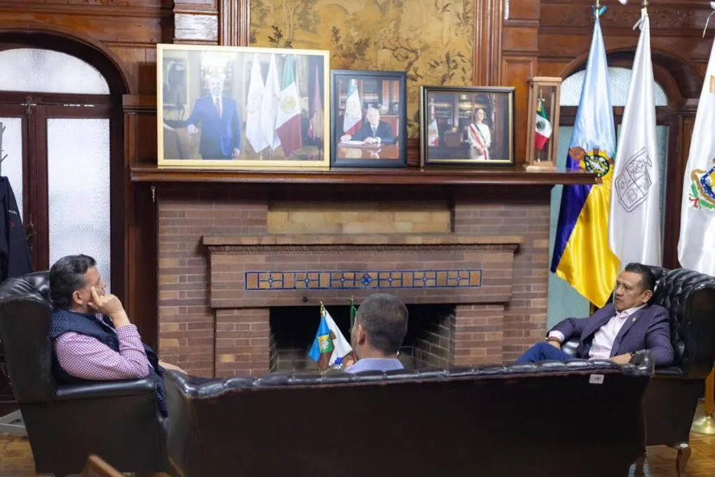 Se reúne Carlos Torres Piña con Guillermo Valencia, tras polémica por la titularidad de la FGE