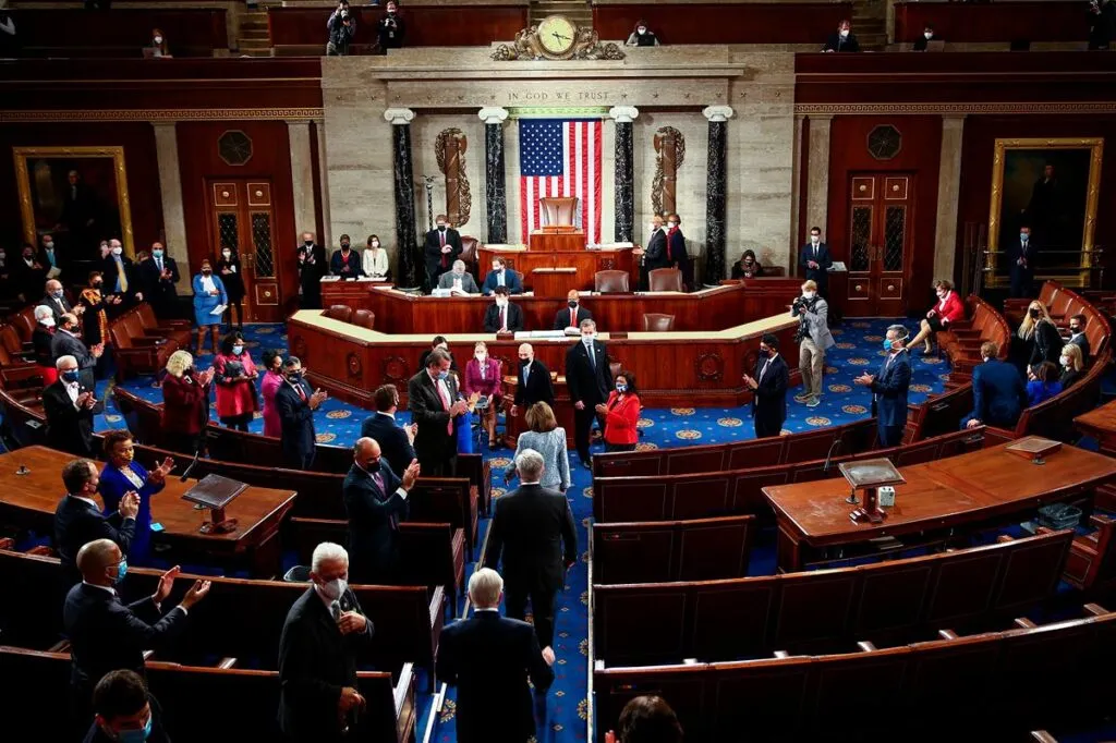Senado de EU aprueba plan fiscal de Trump que incluye impuesto a remesas