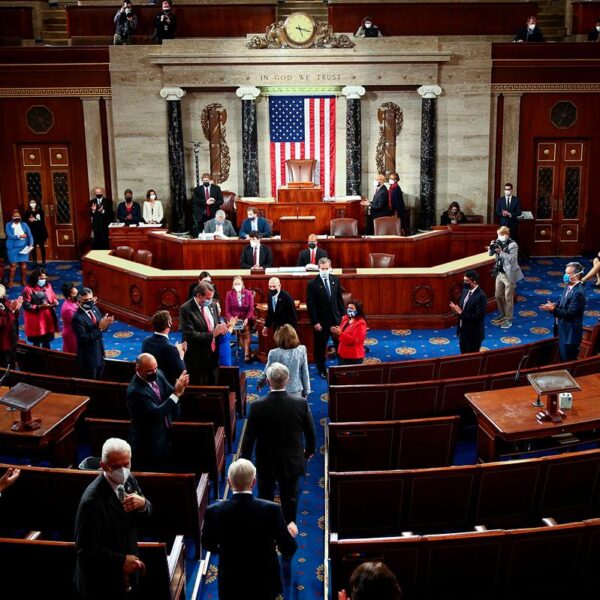Senado de EU aprueba plan fiscal de Trump
