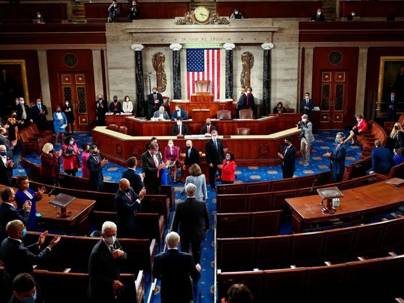 Senado de EU aprueba plan fiscal de Trump que incluye impuesto a remesas